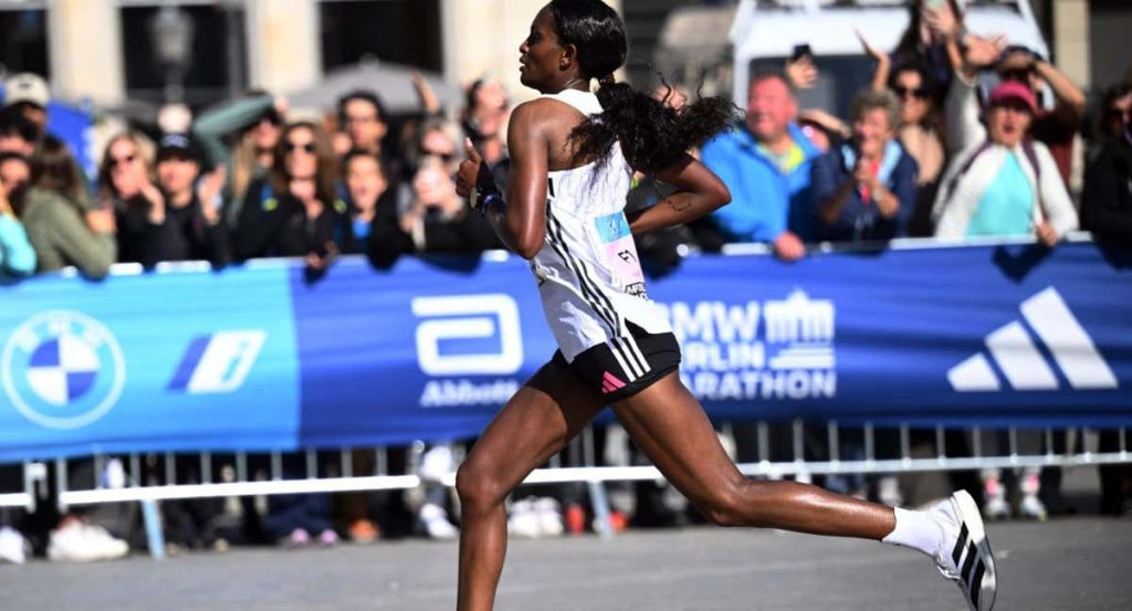 Tigist Assefa entra en meta de la maratón de Berlín.