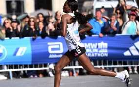 Tigist Assefa entra en meta de la maratón de Berlín.