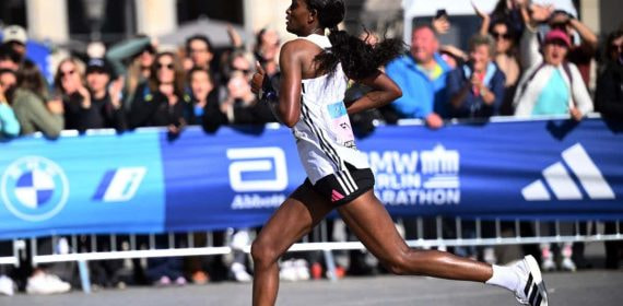 Tigist Assefa entra en meta de la maratón de Berlín.