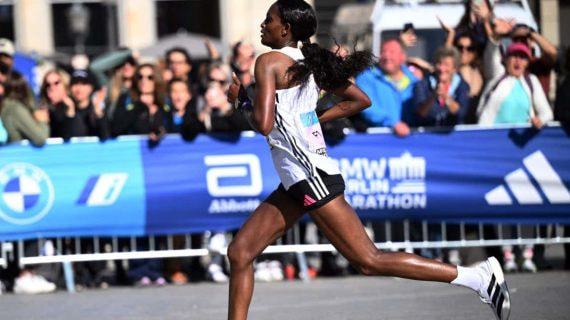 Tigist Assefa entra en meta de la maratón de Berlín.