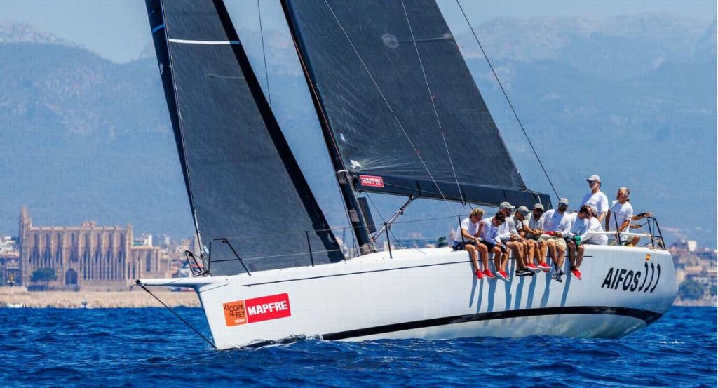 El Aifos navega en aguas de Palma.