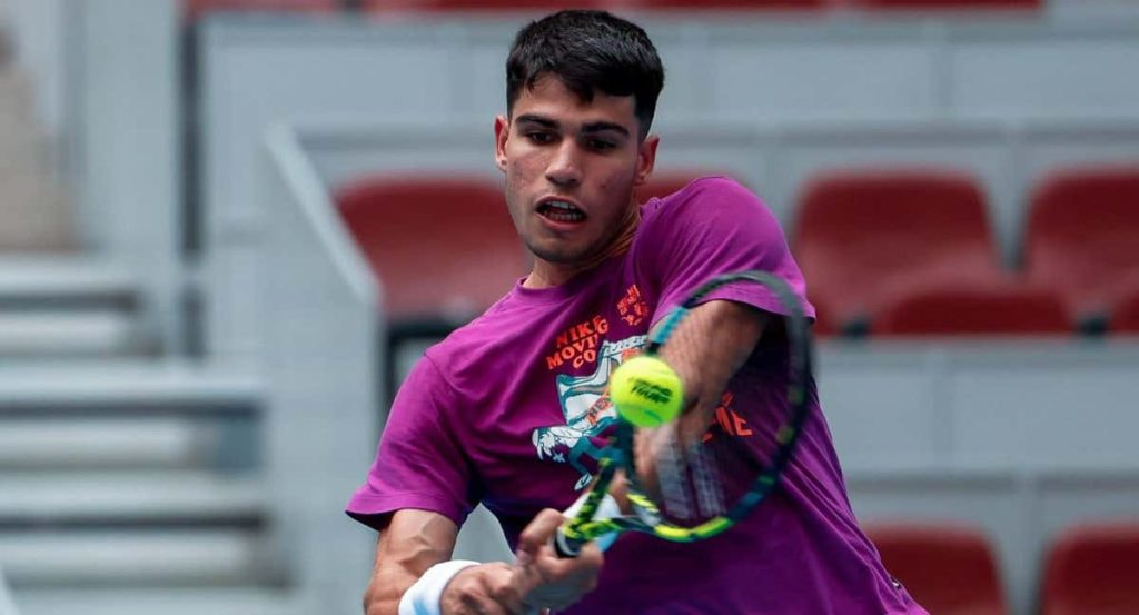 Alcaraz se entrena en la pista central del ATP500 de Pekín.