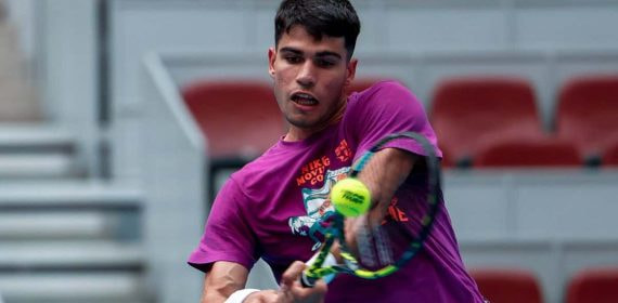 Alcaraz se entrena en la pista central del ATP500 de Pekín.