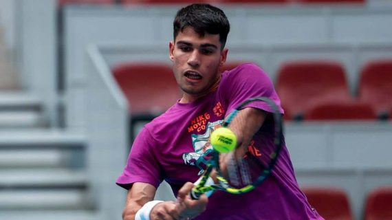 Alcaraz se entrena en la pista central del ATP500 de Pekín.