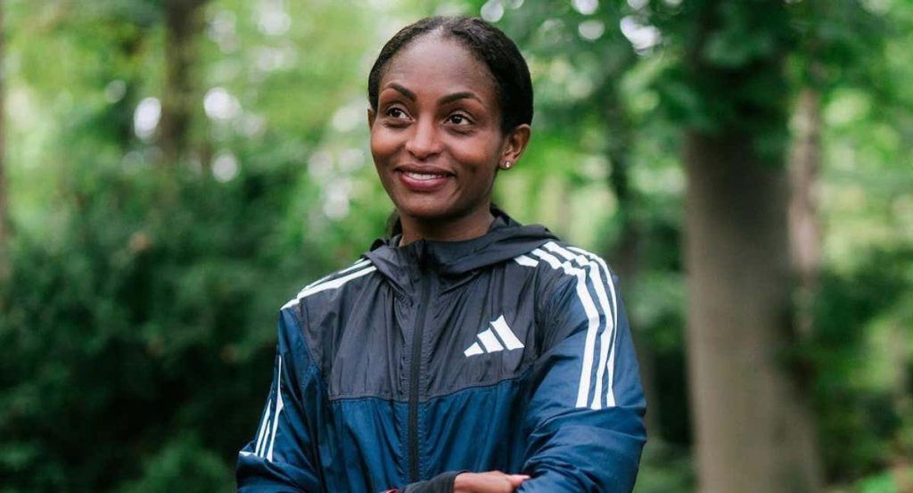 Tigist Assefa, tras lograr el récord mundial de maratón en Berlín.