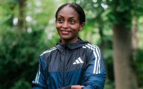 Tigist Assefa, tras lograr el récord mundial de maratón en Berlín.