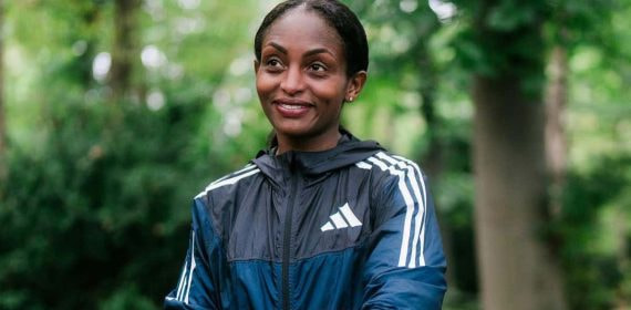 Tigist Assefa, tras lograr el récord mundial de maratón en Berlín.