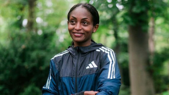 Tigist Assefa, tras lograr el récord mundial de maratón en Berlín.