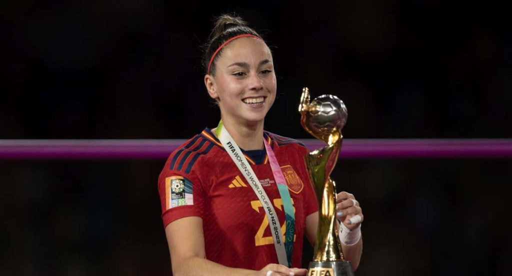 Athenea del Castillo, tras ganar el Mundial con la Selección.