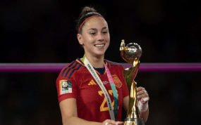 Athenea del Castillo, tras ganar el Mundial con la Selección.