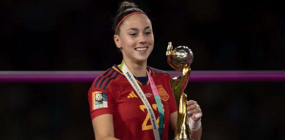 Athenea del Castillo, tras ganar el Mundial con la Selección.