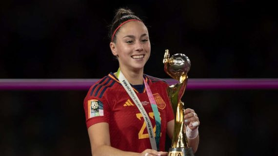 Athenea del Castillo, tras ganar el Mundial con la Selección.