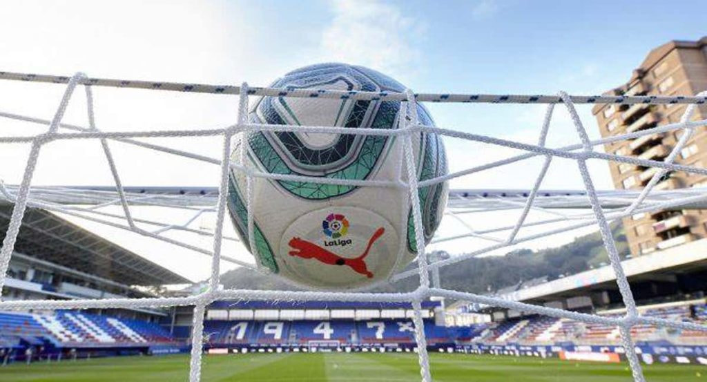 El balón de LaLiga entrando en una portería.