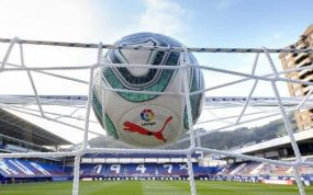 El balón de LaLiga entrando en una portería.