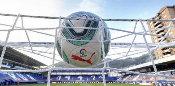 El balón de LaLiga entrando en una portería.
