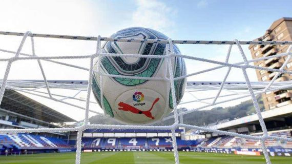 El balón de LaLiga entrando en una portería.
