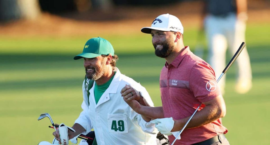 Jon Rahm, junto a su caddie, Adam Hayes, justo antes de ganar el Masters de Augusta en 2023