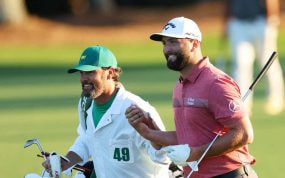 Jon Rahm, junto a su caddie, Adam Hayes, justo antes de ganar el Masters de Augusta en 2023