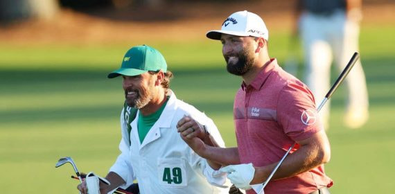 Jon Rahm, junto a su caddie, Adam Hayes, justo antes de ganar el Masters de Augusta en 2023