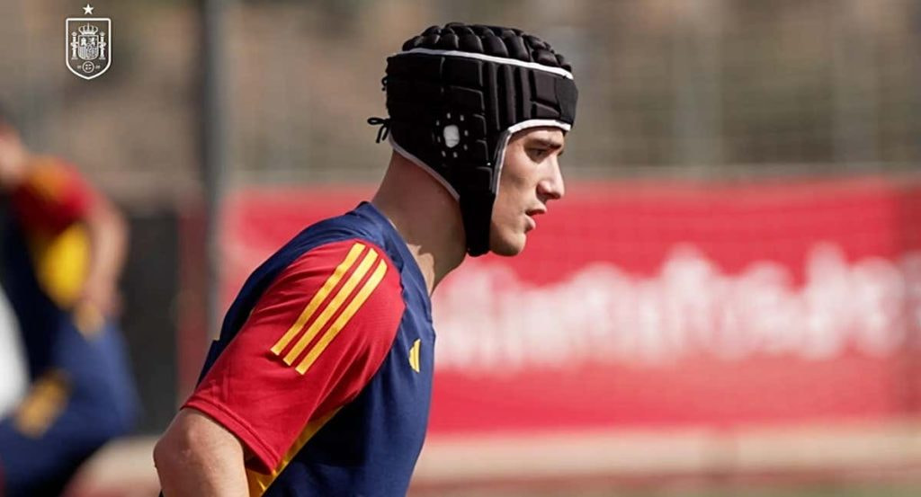 Gavi porta un casco protector durante el entrenamiento de la Selección española.