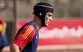 Gavi porta un casco protector durante el entrenamiento de la Selección española.