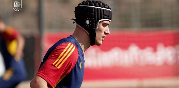Gavi porta un casco protector durante el entrenamiento de la Selección española.