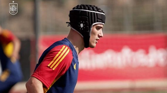 Gavi porta un casco protector durante el entrenamiento de la Selección española.