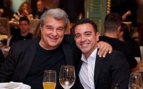 Xavi y Laporta durante una cena del club.