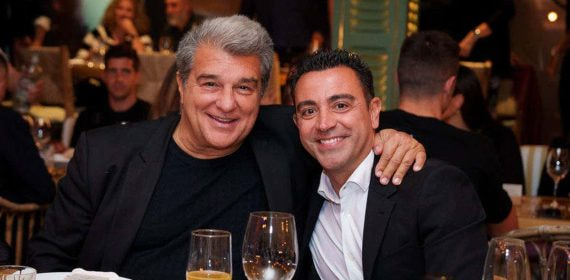 Xavi y Laporta durante una cena del club.
