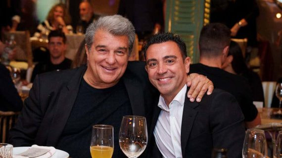Xavi y Laporta durante una cena del club.