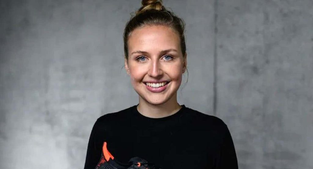 Charlotte Heidmann posa con un modelo de zapatillas Adidas.