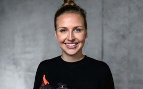 Charlotte Heidmann posa con un modelo de zapatillas Adidas.
