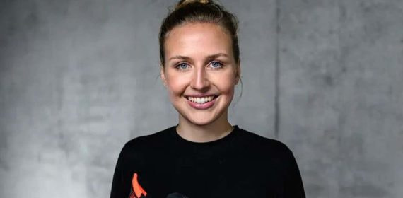 Charlotte Heidmann posa con un modelo de zapatillas Adidas.