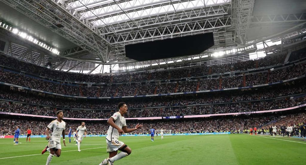 Imagen del Santiago Bernabéu techado durante el partido de Liga entre Real Madrid y Getafe.
