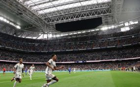 Imagen del Santiago Bernabéu techado durante el partido de Liga entre Real Madrid y Getafe.
