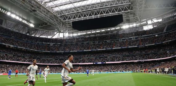 Imagen del Santiago Bernabéu techado durante el partido de Liga entre Real Madrid y Getafe.