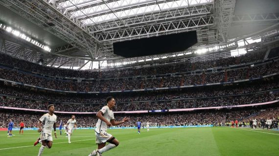 Imagen del Santiago Bernabéu techado durante el partido de Liga entre Real Madrid y Getafe.