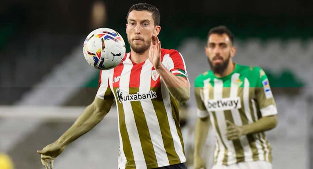 Montaje de De Marcos y Borja Iglesias, con las equipaciones de Athletic y Betis, vistas sin (arriba) y con daltonismo (abajo).