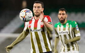 Montaje de De Marcos y Borja Iglesias, con las equipaciones de Athletic y Betis, vistas sin (arriba) y con daltonismo (abajo).