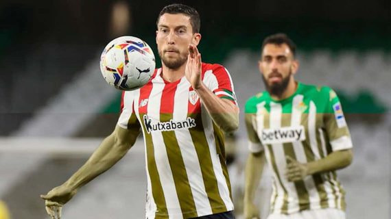 Montaje de De Marcos y Borja Iglesias, con las equipaciones de Athletic y Betis, vistas sin (arriba) y con daltonismo (abajo).