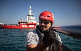 Edu Blasco, campeón del Mundo de Salvamento, cooperando con Open Arms en el Mediterráneo.