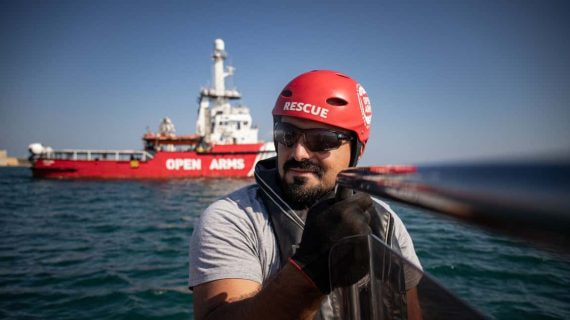 Edu Blasco, campeón del Mundo de Salvamento, cooperando con Open Arms en el Mediterráneo.