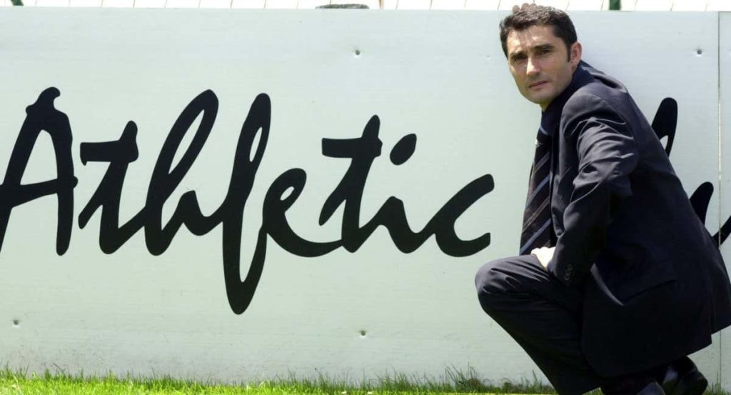 Ernesto Valverde, en el año 2003, posando durante su presentación con el Athletic.