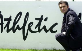 Ernesto Valverde, en el año 2003, posando durante su presentación con el Athletic.