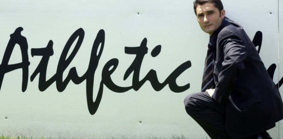 Ernesto Valverde, en el año 2003, posando durante su presentación con el Athletic.