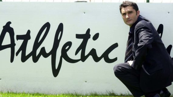 Ernesto Valverde, en el año 2003, posando durante su presentación con el Athletic.