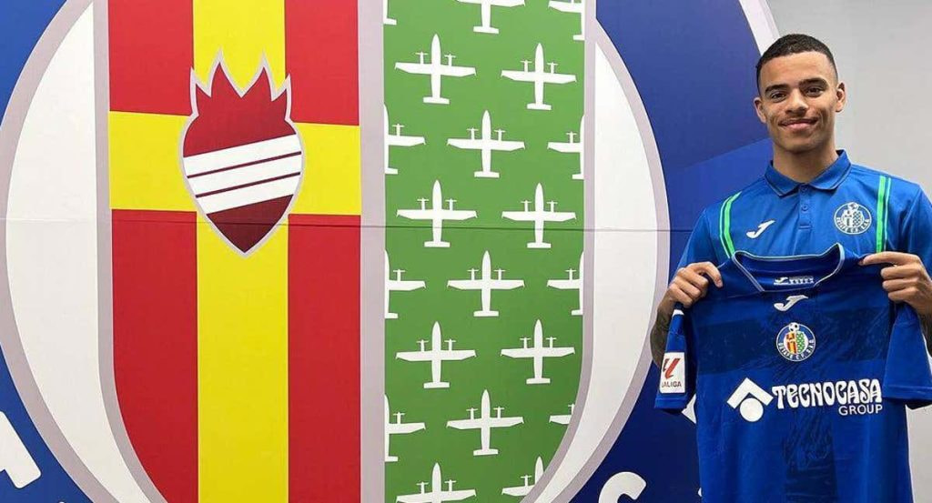Mason Greenwood posa con la camiseta del Getafe.