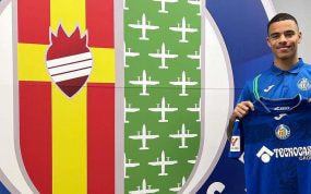 Mason Greenwood posa con la camiseta del Getafe.