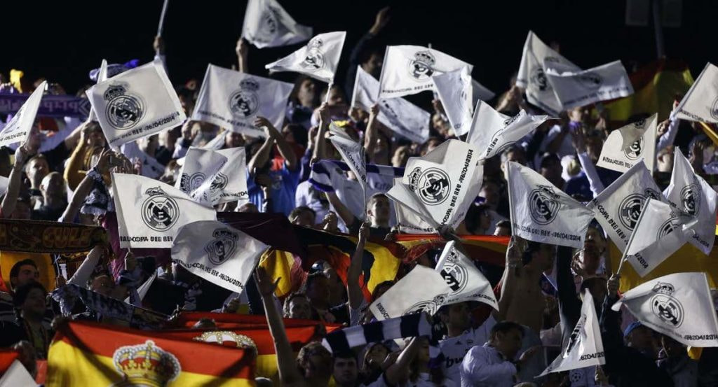La afición del Real Madrid canta el himno.