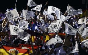 La afición del Real Madrid canta el himno.